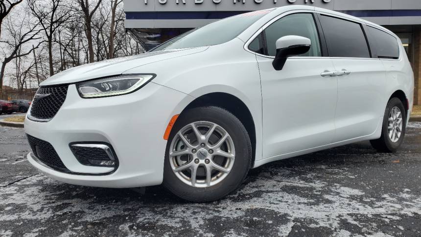 2023 Chrysler Pacifica Touring L — Minivan — 32,707 mi — Taylor, MI