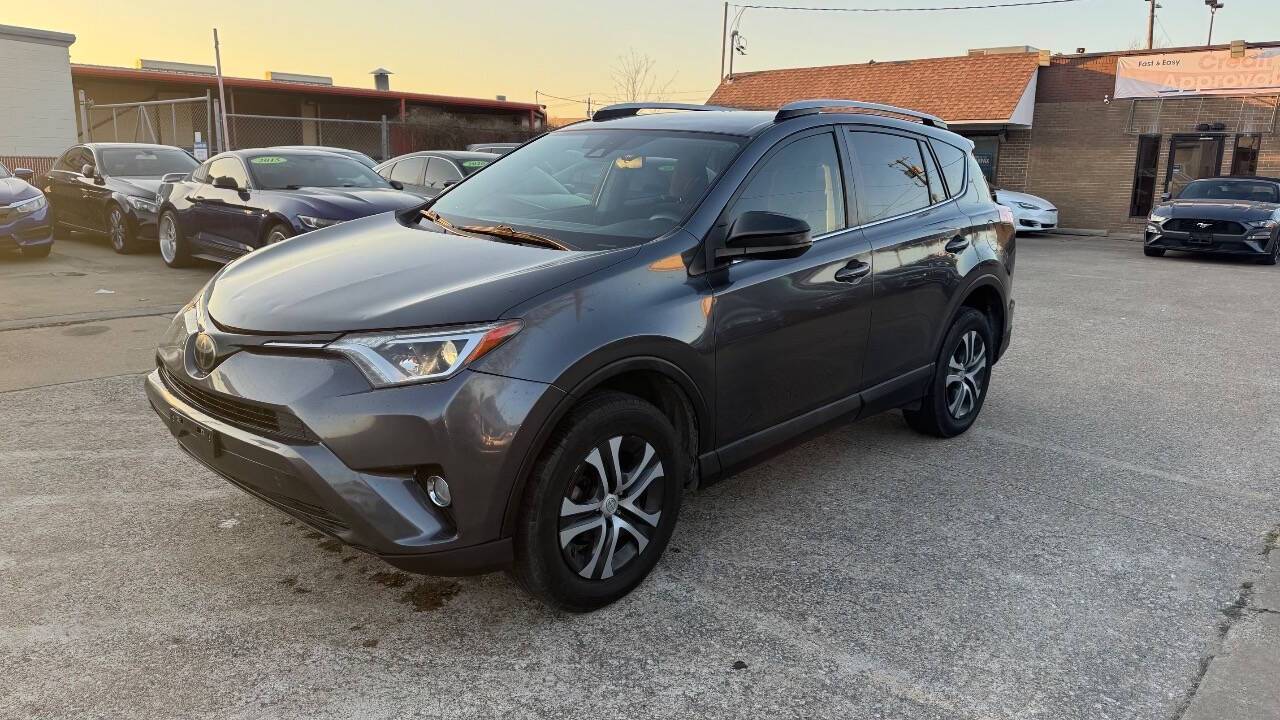 2018 Toyota RAV4 LE — SUV — 156,034 mi — Garland, TX