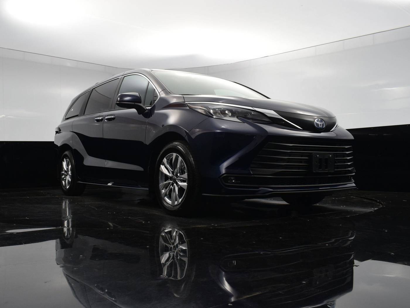 2025 Toyota Sienna XLE — Minivan — 2,469 mi — Culver City, CA