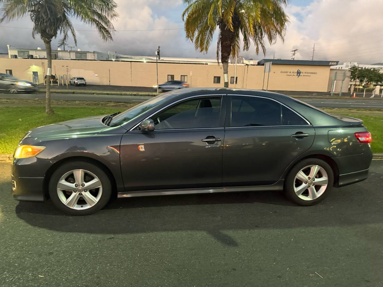 2010 Toyota Camry SE V6 — Sedan — 68,000 mi — Honolulu, HI