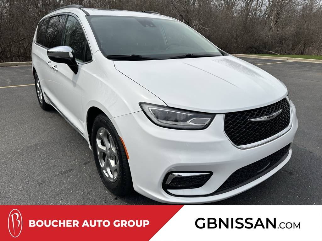 2023 Chrysler Pacifica Limited — Minivan — 32,014 mi — Greenfield, WI