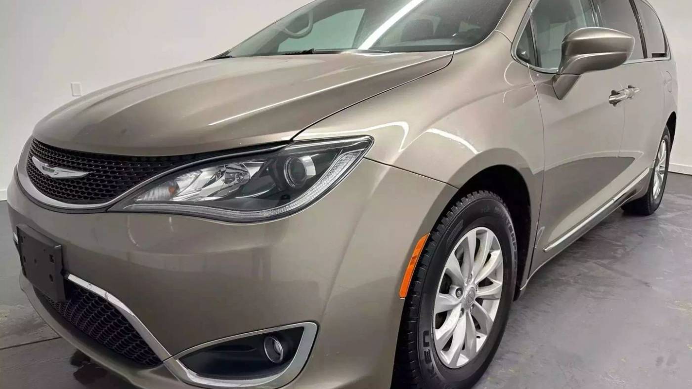 2017 Chrysler Pacifica Touring L — Minivan — 102,289 mi — Mooresville, IN