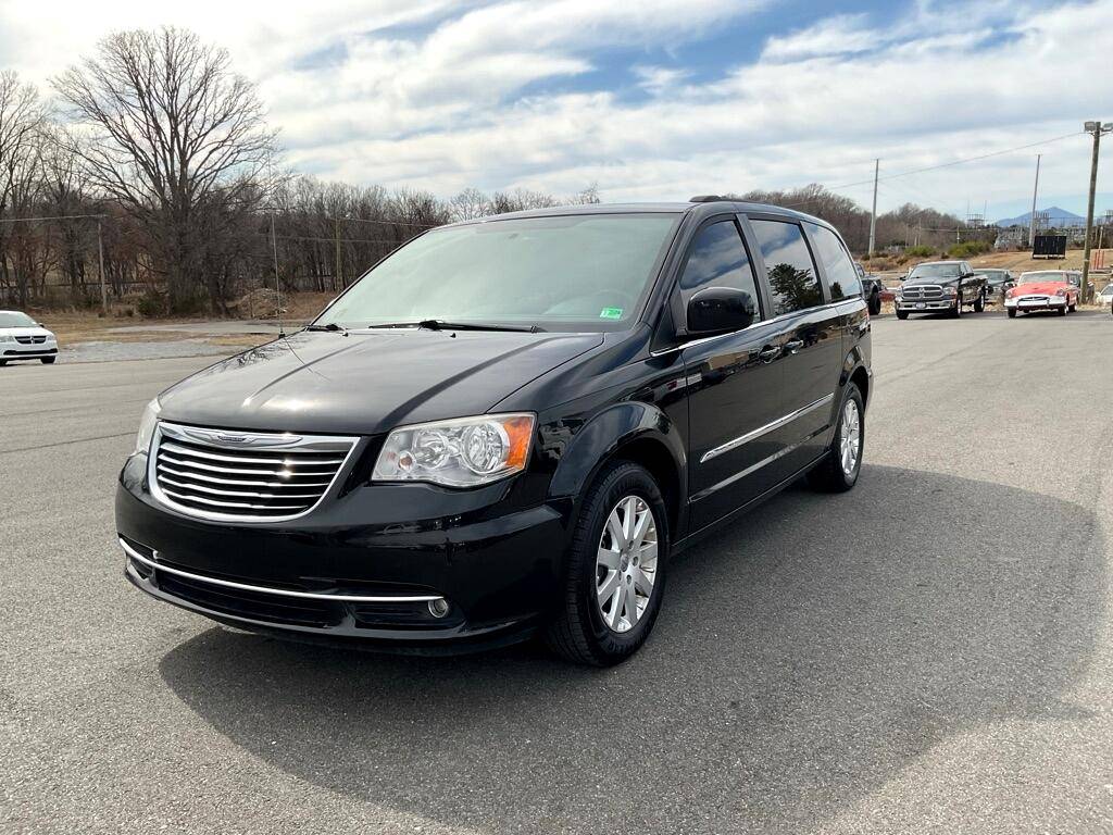2015 Chrysler Town & Country Touring — Minivan — 141,925 mi — Forest, VA