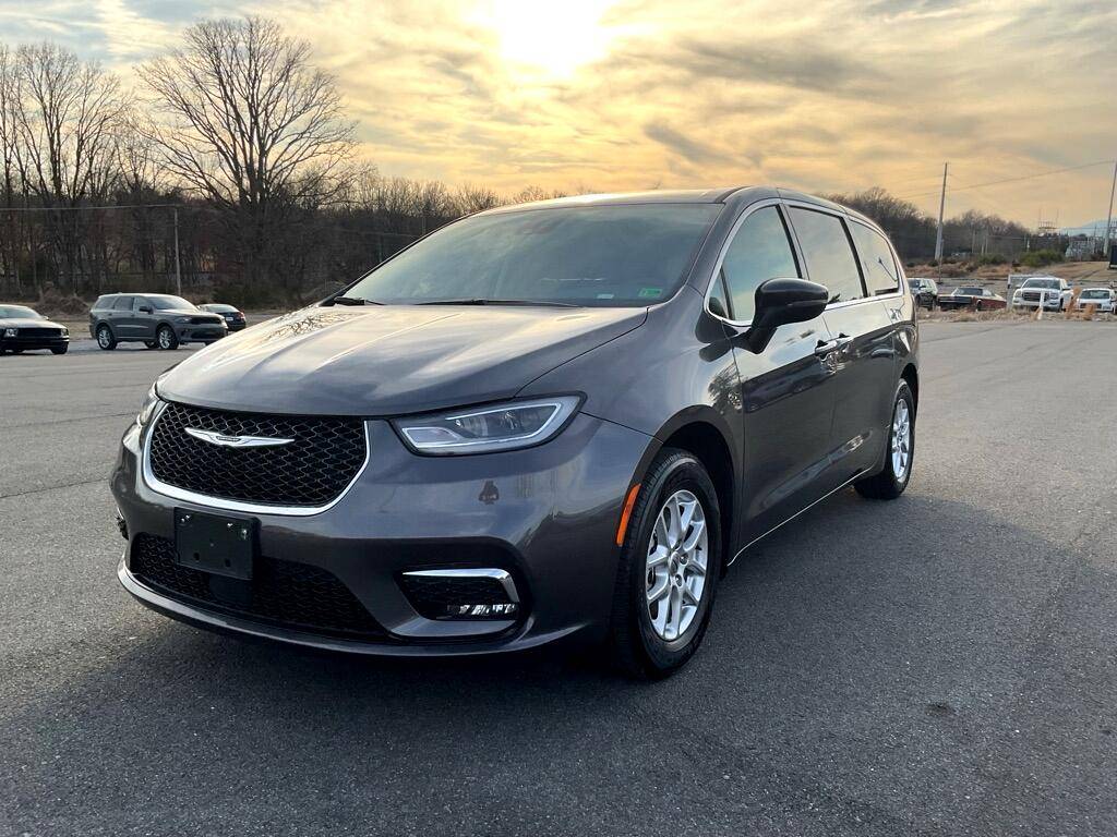 2023 Chrysler Pacifica Touring L — Minivan — 61,876 mi — Forest, VA