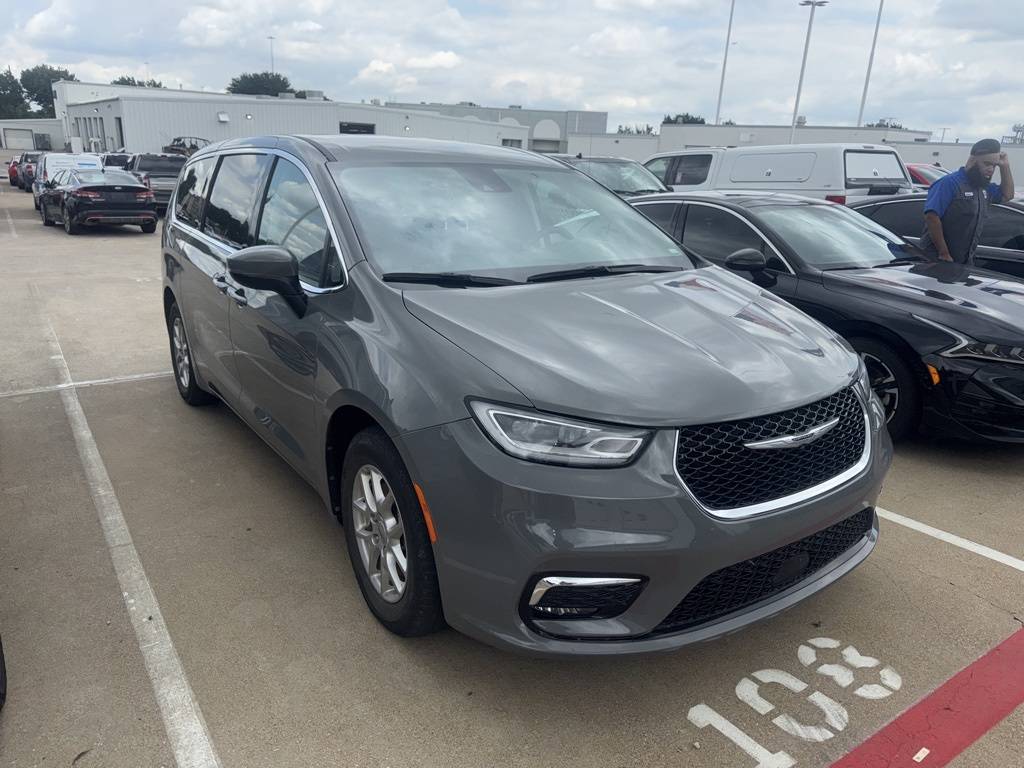 2023 Chrysler Pacifica Touring L — Minivan — 68,009 mi — Arlington, TX