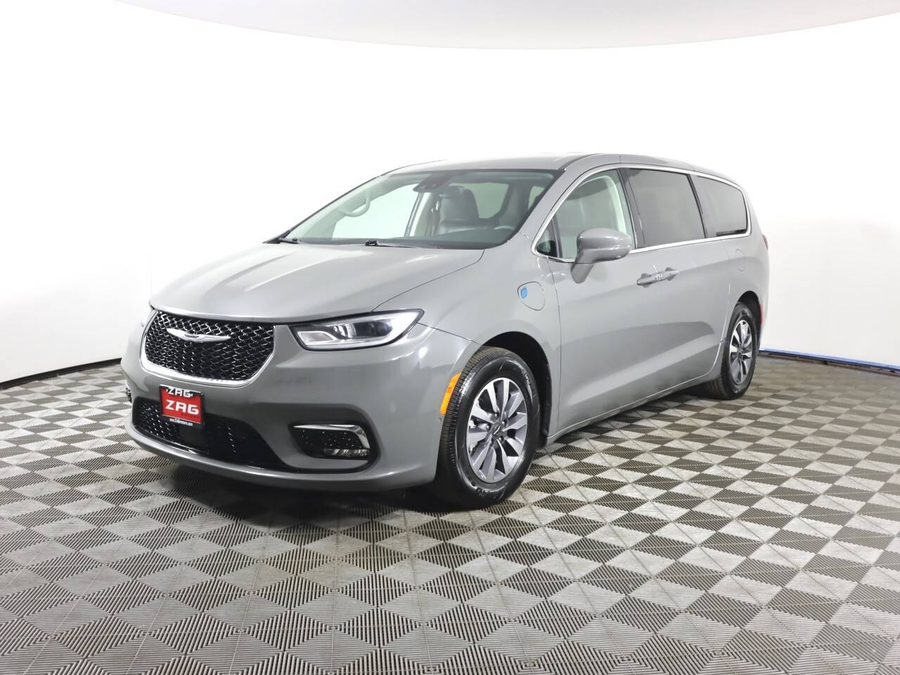 2022 Chrysler Pacifica Hybrid Touring L — Minivan — 53,066 mi — Lynnwood, WA