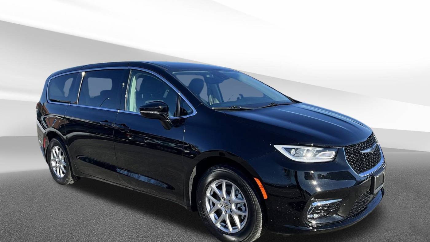 2024 Chrysler Pacifica Touring L — Minivan — 31,113 mi — Crystal Lake, IL