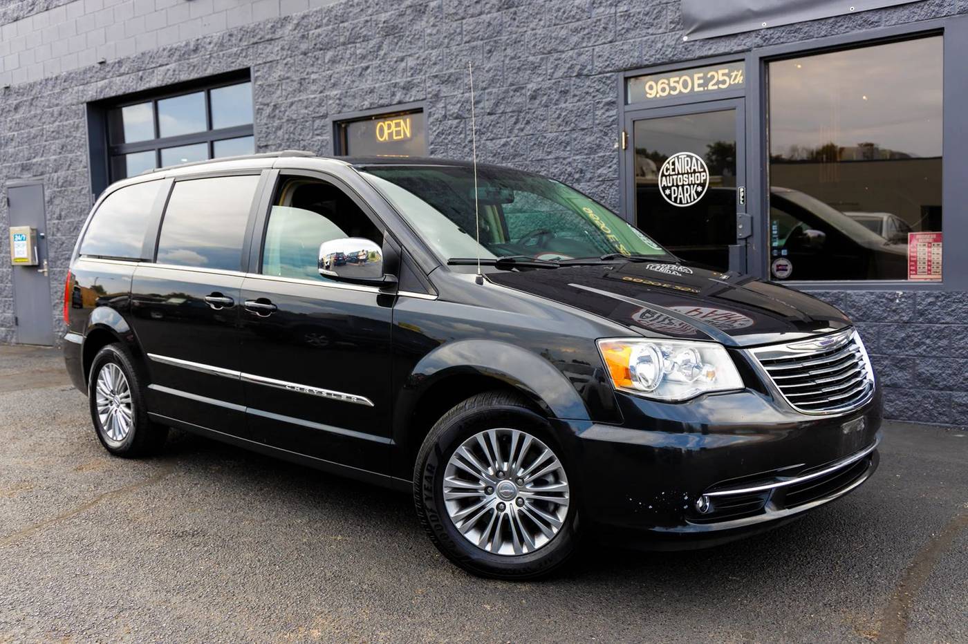 2016 Chrysler Town & Country Touring-L — Minivan — 83,502 mi — Aurora, CO