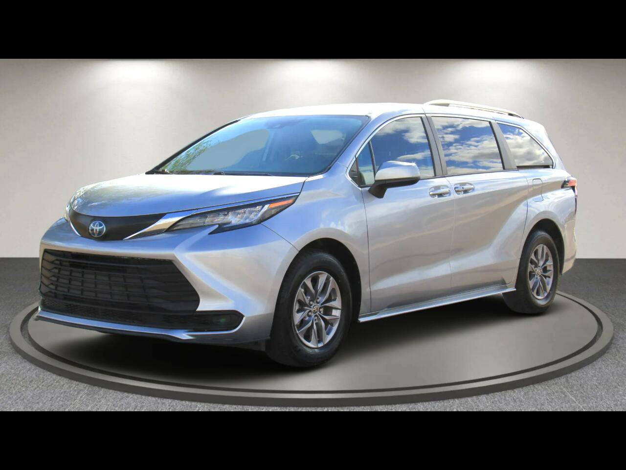 2021 Toyota Sienna LE — Minivan — 974 mi — Phoenix, AZ