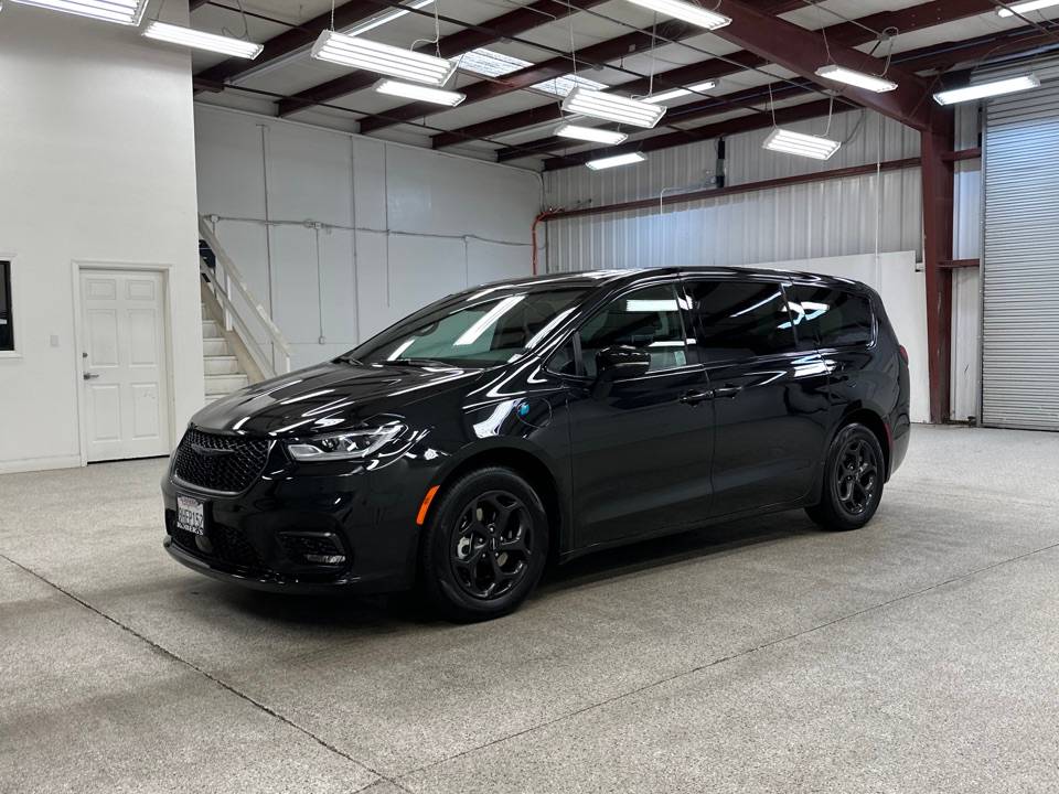 2023 Chrysler Pacifica Hybrid Limited — Minivan — 15,838 mi — Modesto, CA