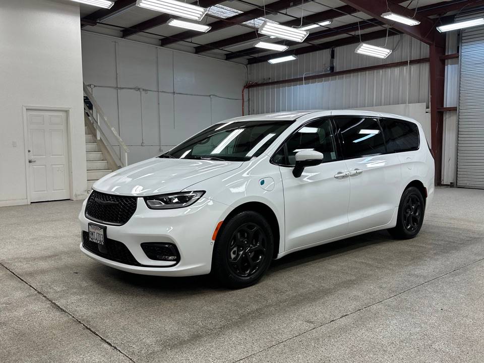 2023 Chrysler Pacifica Hybrid Touring L — Minivan — 15,428 mi — Modesto, CA