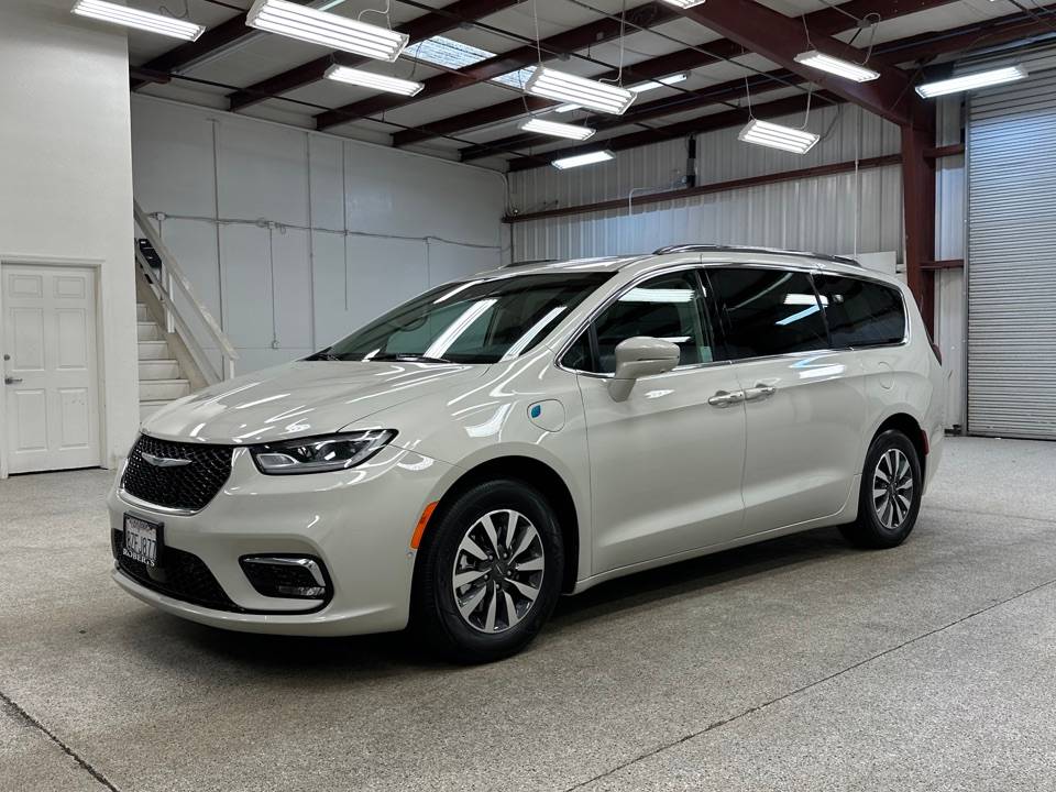 2021 Chrysler Pacifica Hybrid Touring L — Minivan — 23,572 mi — Modesto, CA