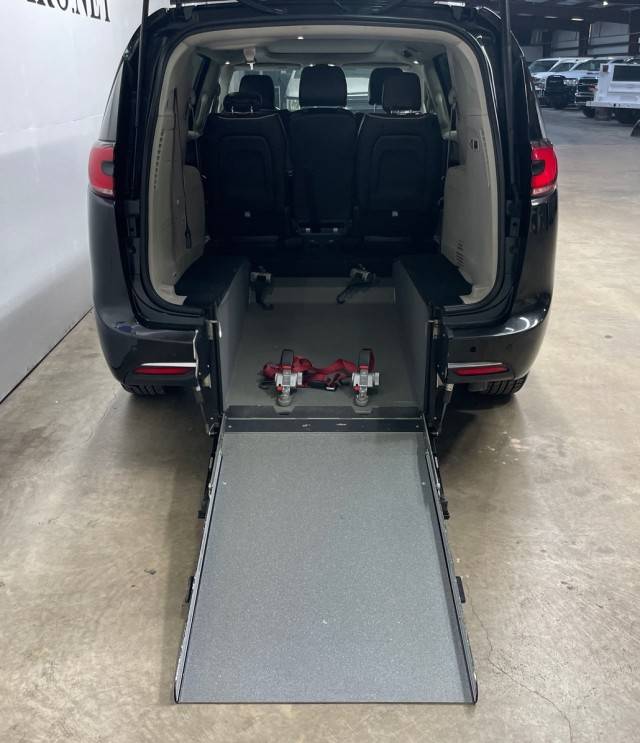 2022 Chrysler Pacifica Limited — Minivan — 170,349 mi — Mansfield, TX