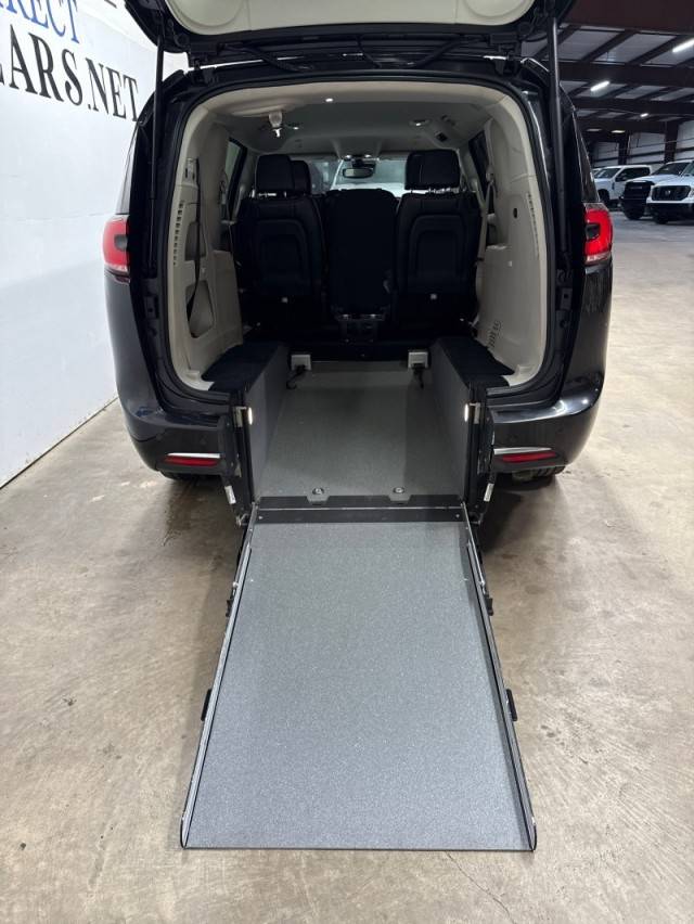 2022 Chrysler Pacifica Touring L — Minivan — 132,715 mi — Mansfield, TX