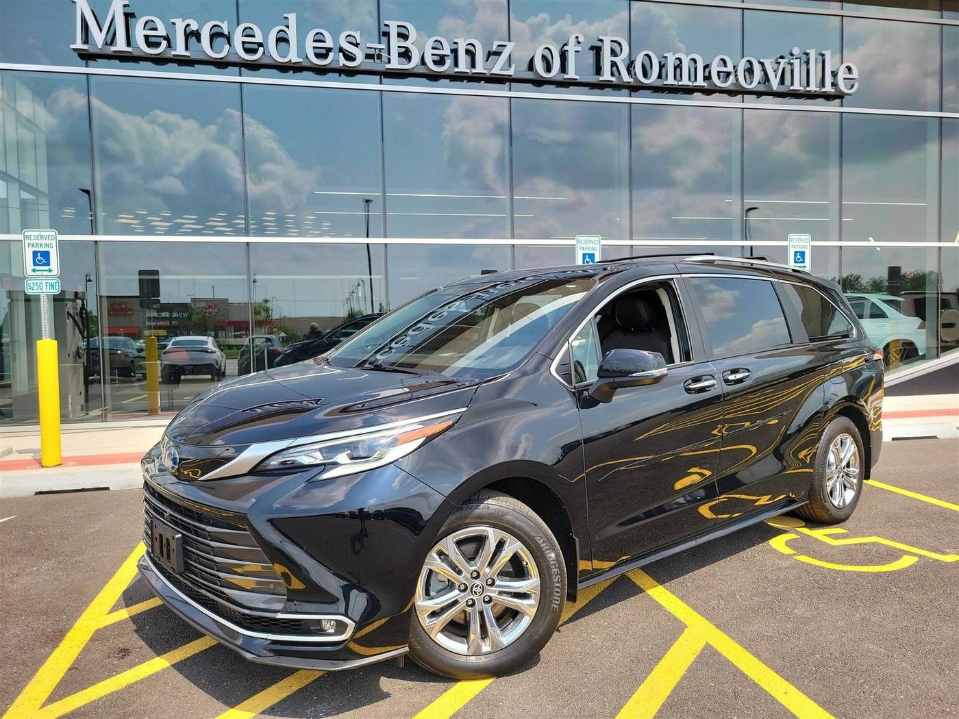 2023 Toyota Sienna Platinum — Minivan — 15,589 mi — Romeoville, IL
