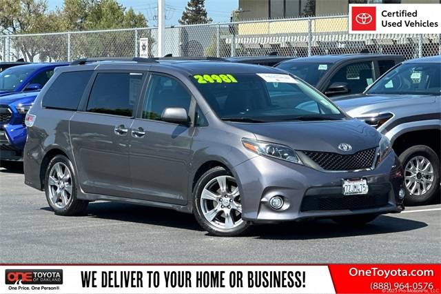 2017 Toyota Sienna SE — Minivan — 91,603 mi — Oakland, CA