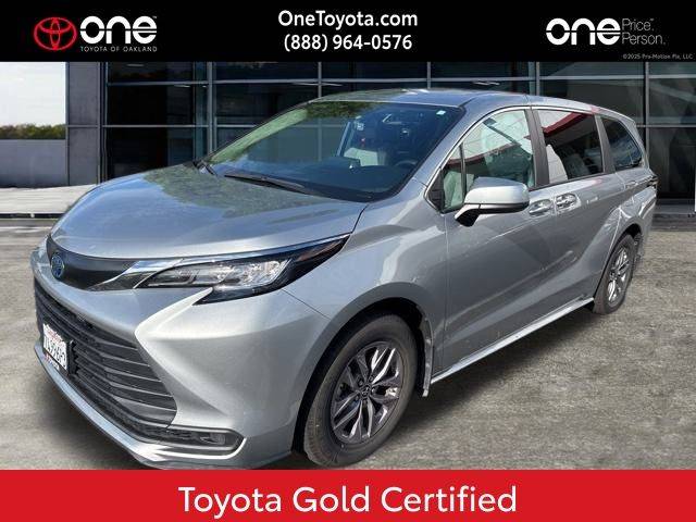 2022 Toyota Sienna LE — Minivan — 81,840 mi — Oakland, CA