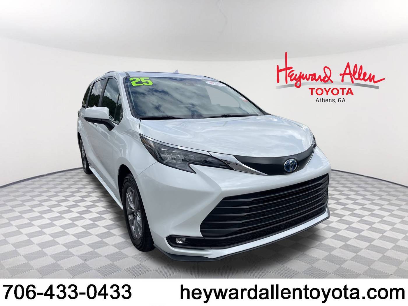 2025 Toyota Sienna XLE — Minivan — 13,725 mi — Athens, GA
