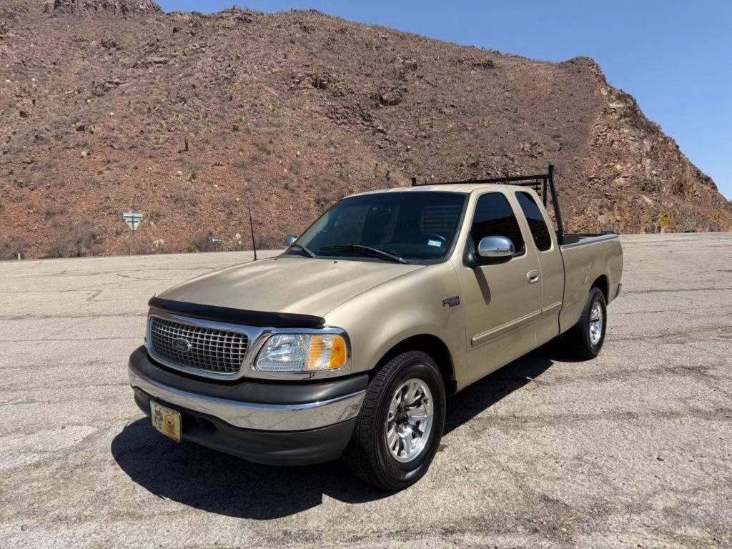 2000 Ford F-150 Base — Pickup Truck — 205,986 mi — El Paso, TX