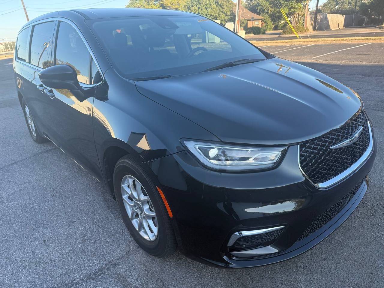 2023 Chrysler Pacifica Touring L — Minivan — 24,813 mi — Austin, TX