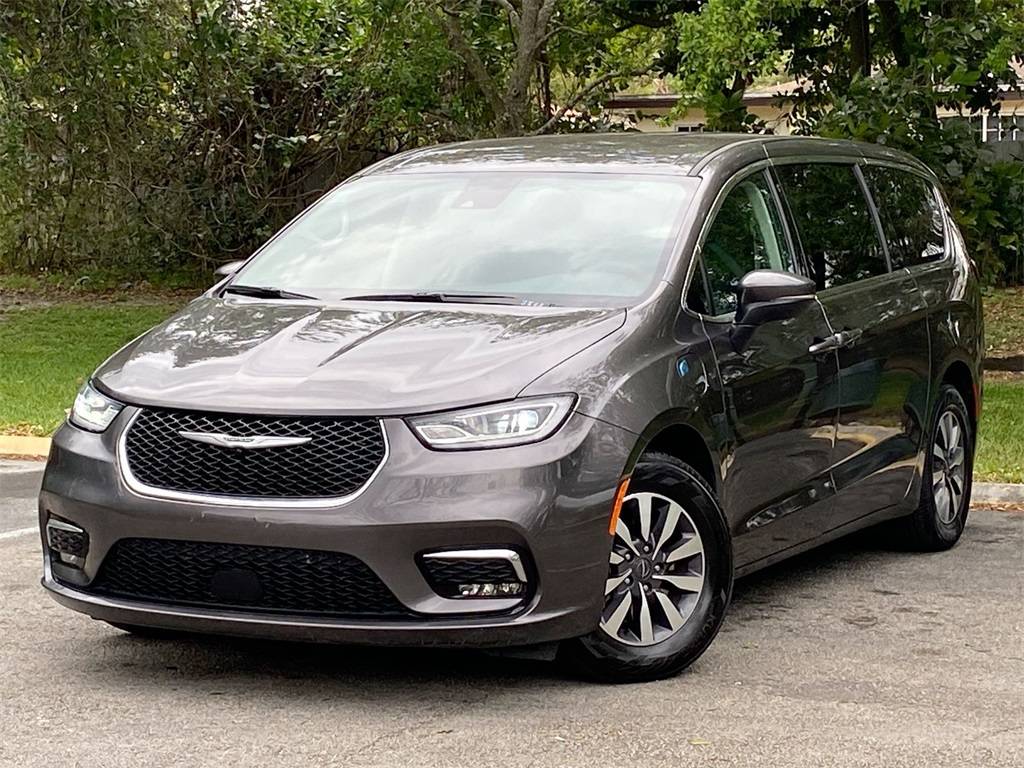 2023 Chrysler Pacifica Hybrid Touring L — Minivan — 62,125 mi — Miramar, FL