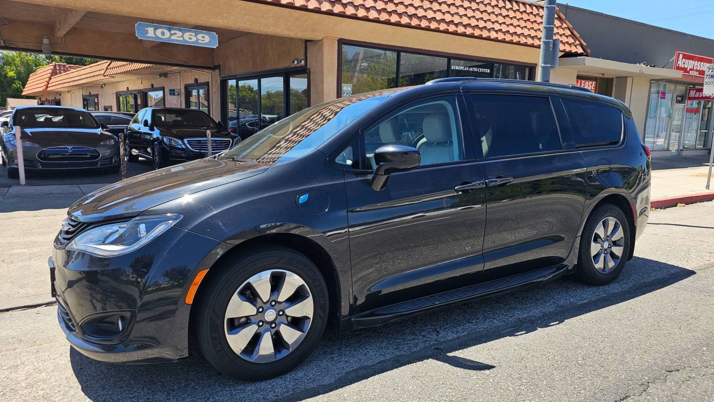 2018 Chrysler Pacifica Hybrid Touring L — Minivan — 125,432 mi — El Cerrito, CA