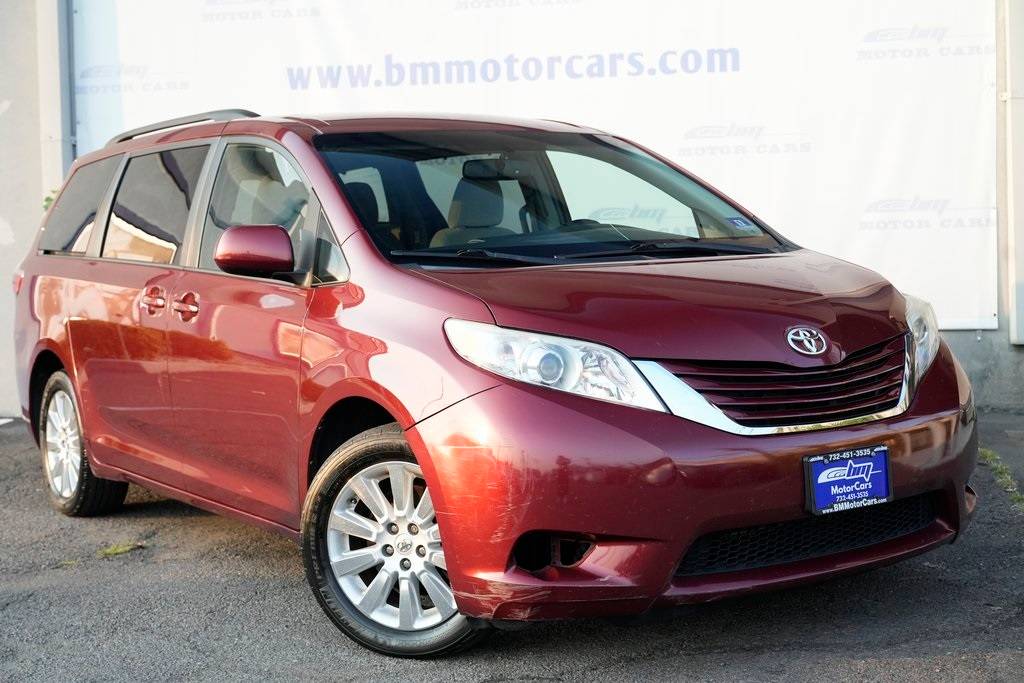 2015 Toyota Sienna LE — Minivan — 82,420 mi — Linden, NJ