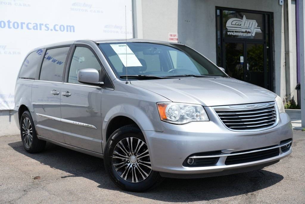 2013 Chrysler Town & Country S — Minivan — 122,907 mi — Linden, NJ