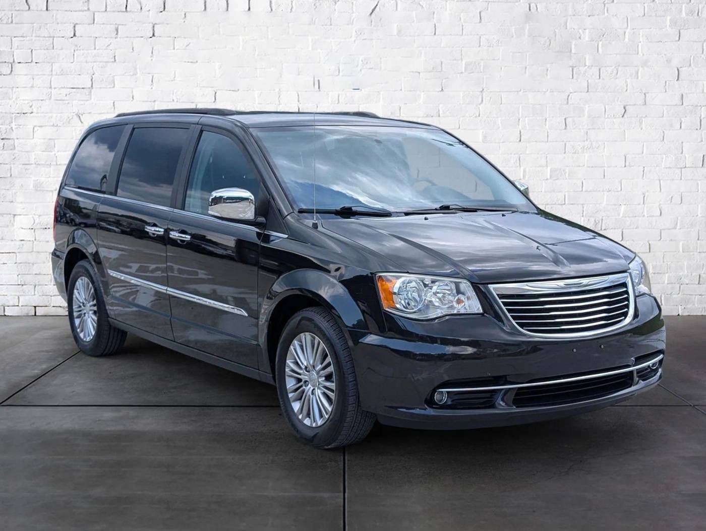 2015 Chrysler Town & Country Touring-L — Minivan — 96,658 mi — Cleveland, TN