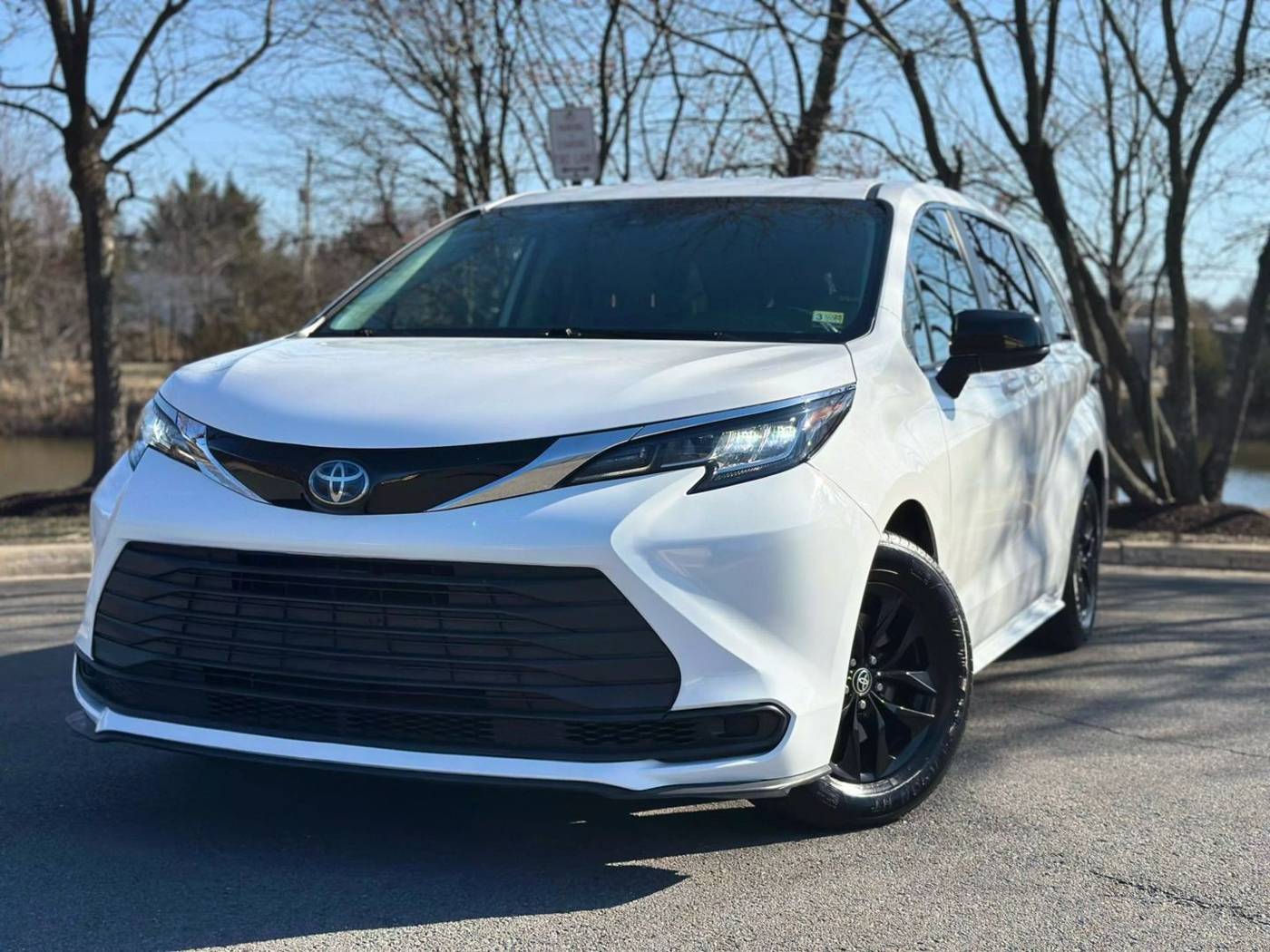 2021 Toyota Sienna LE — Minivan — 137,928 mi — Sterling, VA