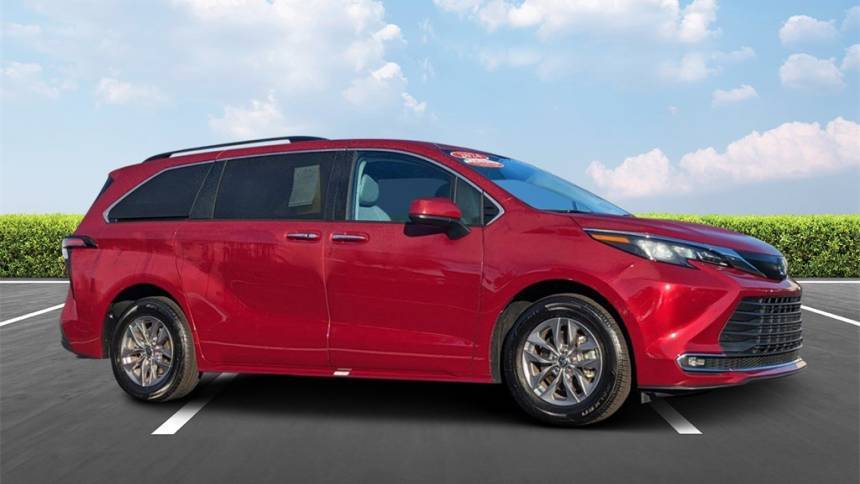2024 Toyota Sienna XLE — Minivan — 8,572 mi — Savannah, GA