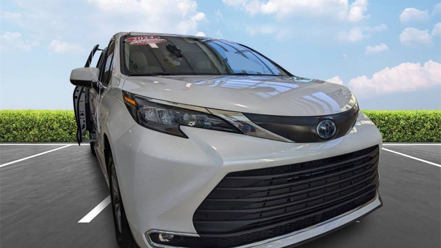 2024 Toyota Sienna XLE — Minivan — 8,215 mi — Savannah, GA