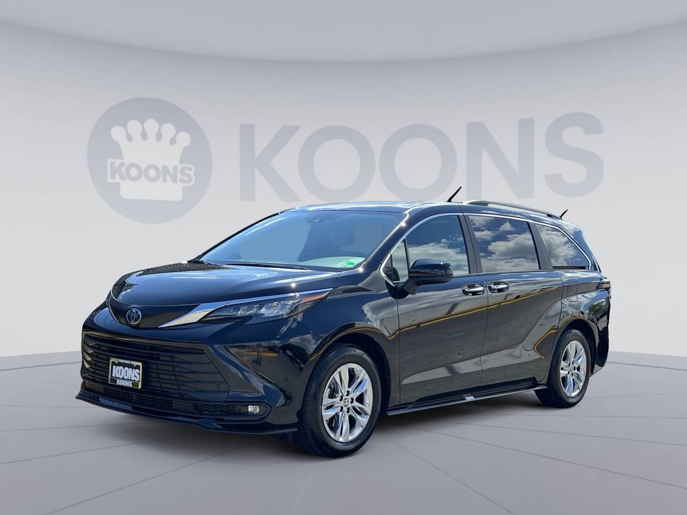 2025 Toyota Sienna XLE — Minivan — 5,635 mi — Vienna, VA