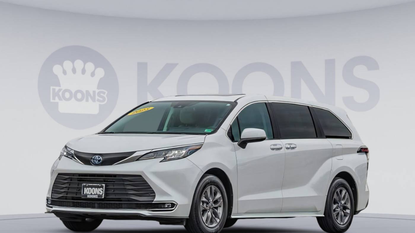 2023 Toyota Sienna XLE — Minivan — 16,872 mi — Vienna, VA