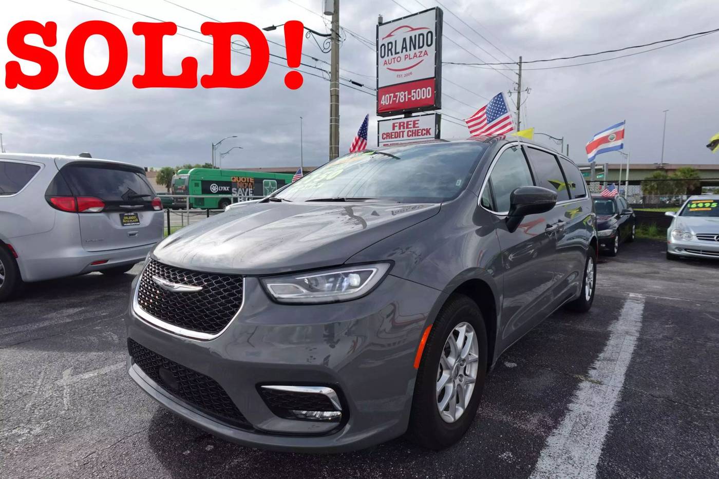 2023 Chrysler Pacifica Touring L — Minivan — 3,042 mi — Orlando, FL
