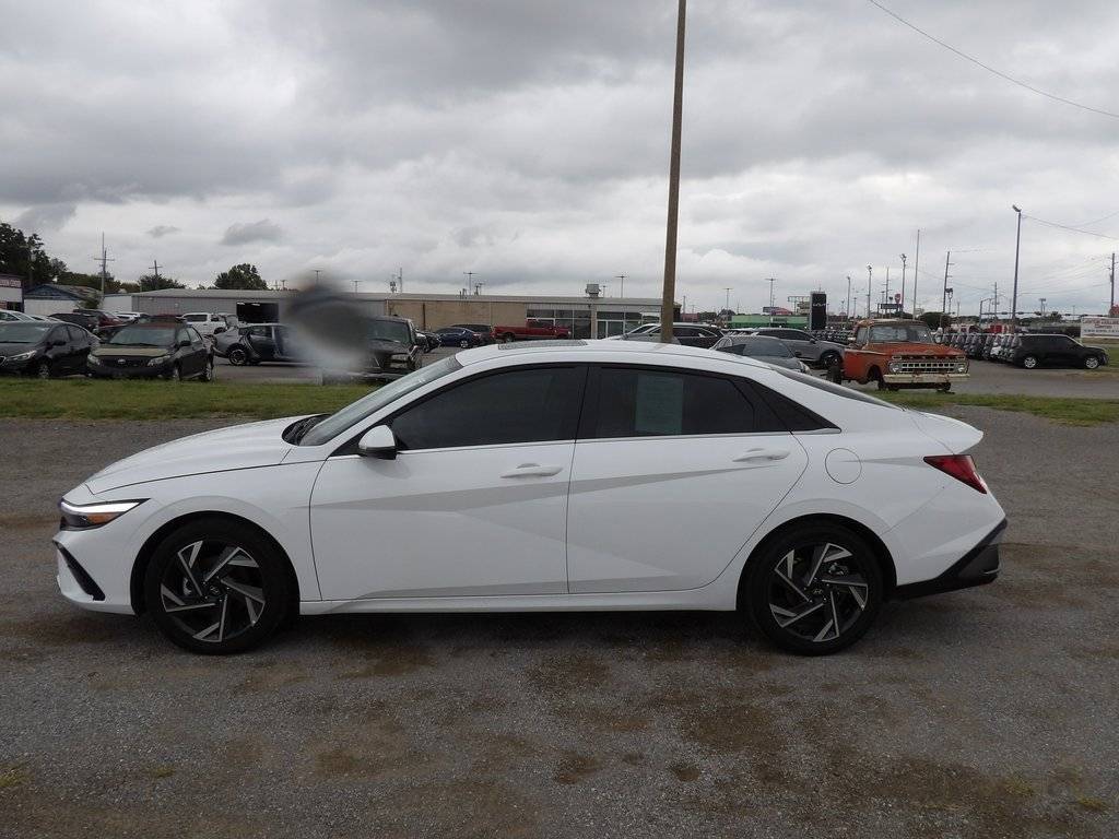 2025 Hyundai Elantra Limited — Sedan — 1,686 mi — Lawton, OK