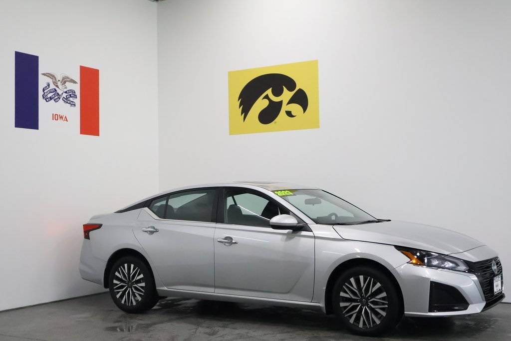 2023 Nissan Altima SV — Sedan — 23,882 mi — Iowa City, IA