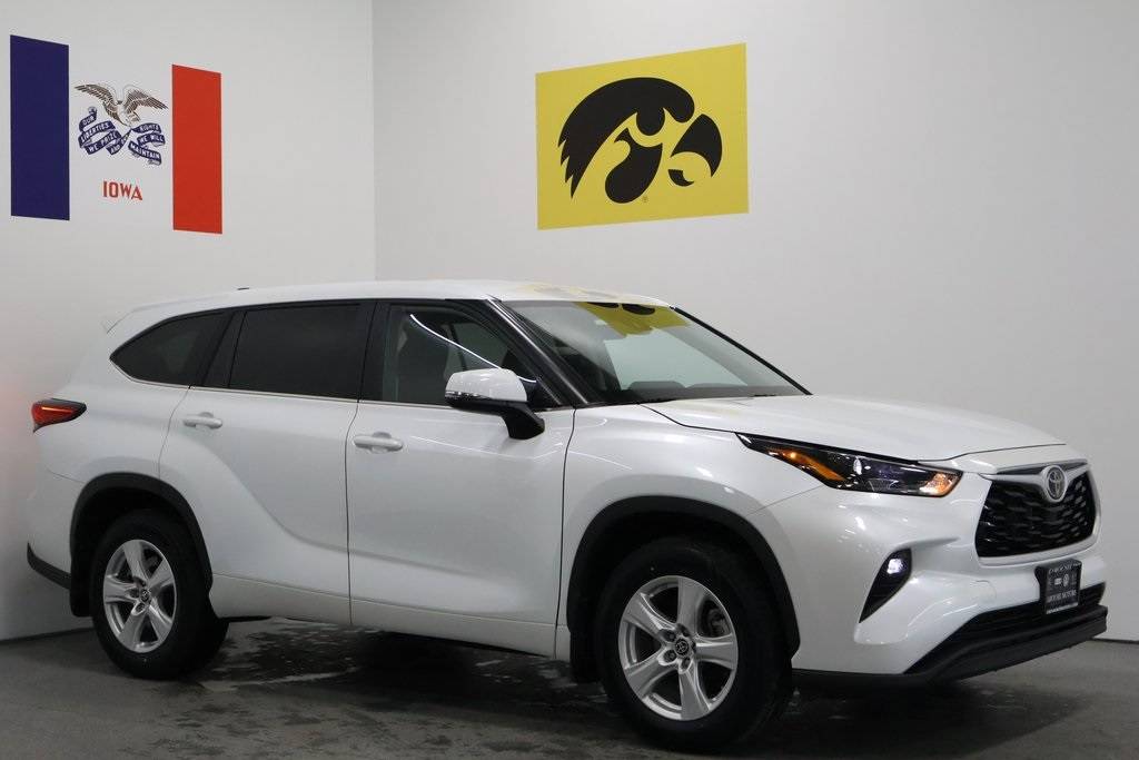 2023 Toyota Highlander LE — SUV — 33,447 mi — Iowa City, IA
