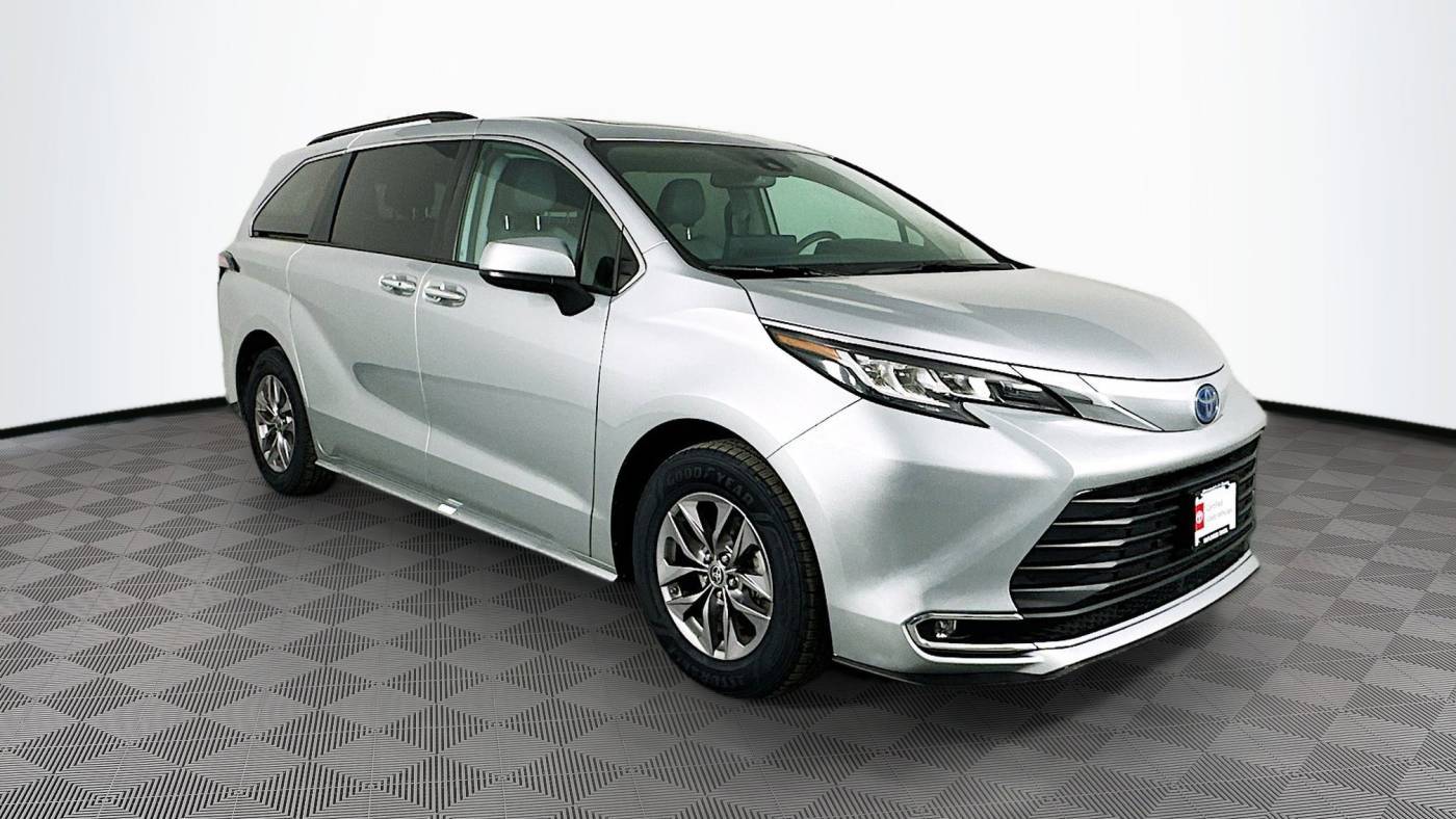 2023 Toyota Sienna XLE — Minivan — 31,642 mi — Maplewood, MN