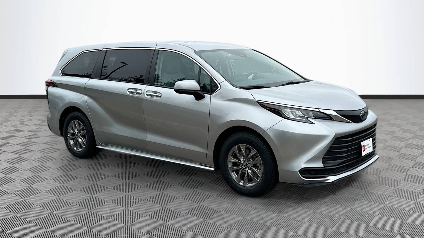 2022 Toyota Sienna LE — Minivan — 36,693 mi — Maplewood, MN
