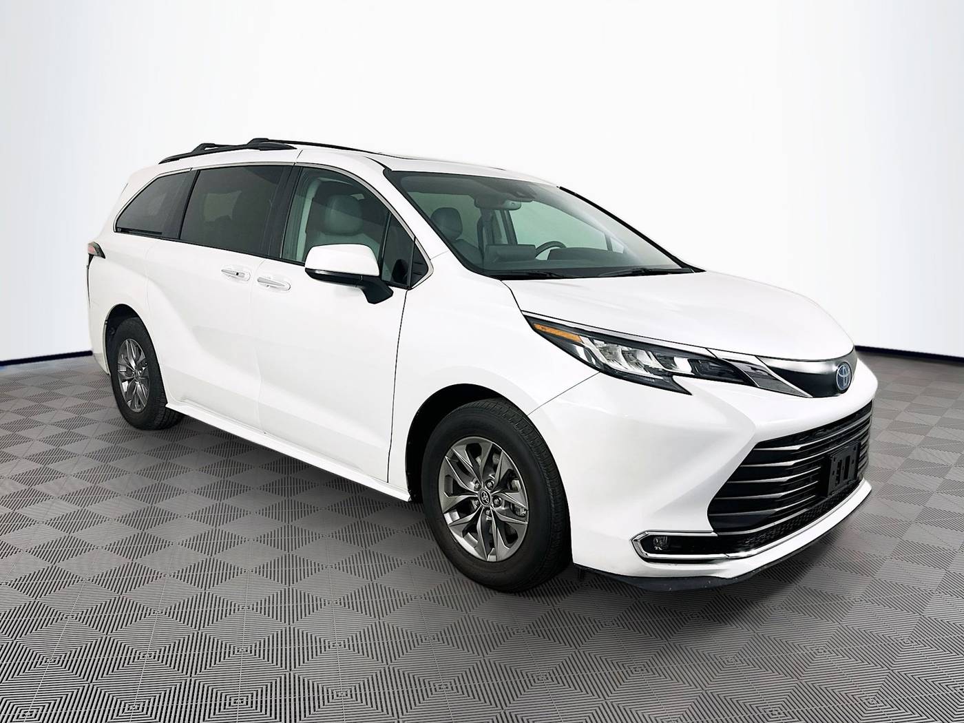 2022 Toyota Sienna XLE — Minivan — 38,007 mi — Maplewood, MN