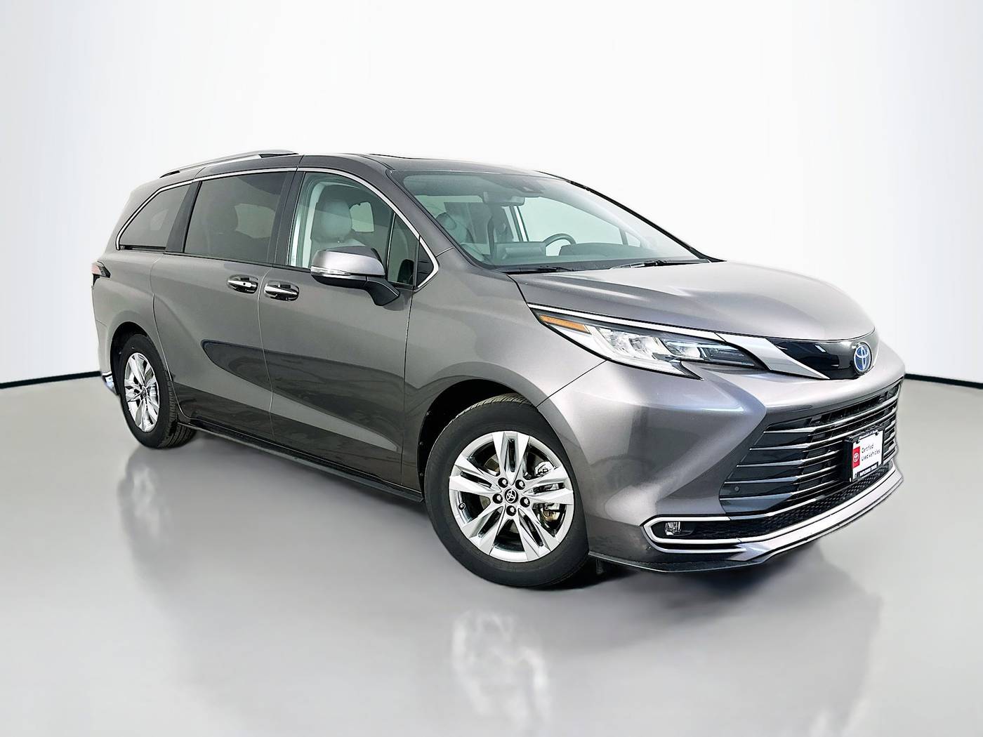 2024 Toyota Sienna Limited — Minivan — 13,975 mi — Maplewood, MN