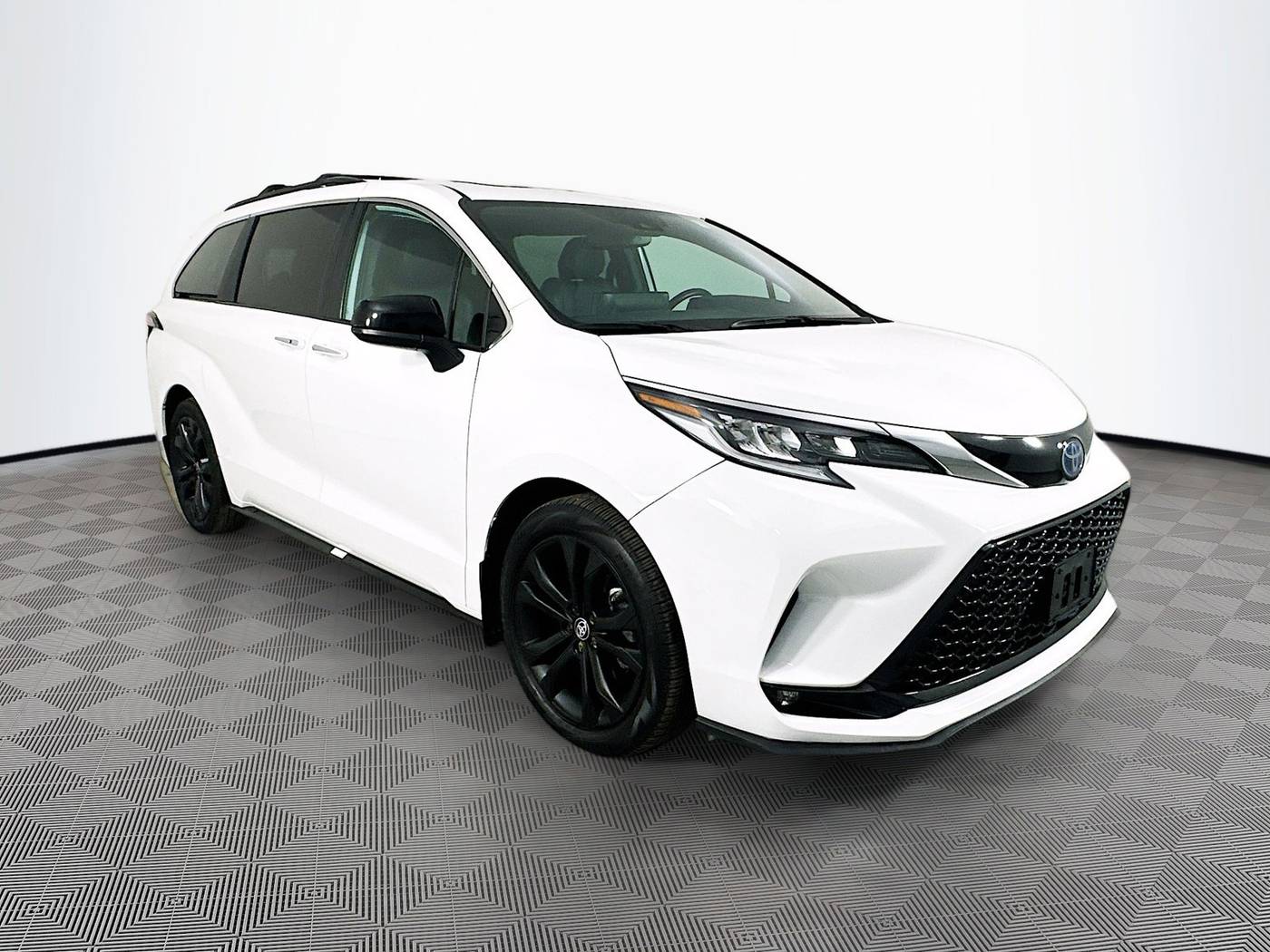 2023 Toyota Sienna XSE — Minivan — 34,112 mi — Maplewood, MN