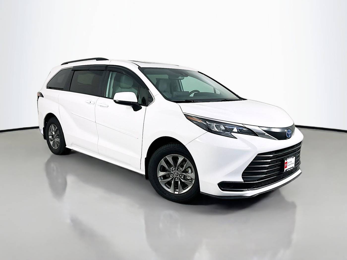 2024 Toyota Sienna LE — Minivan — 9,195 mi — Maplewood, MN