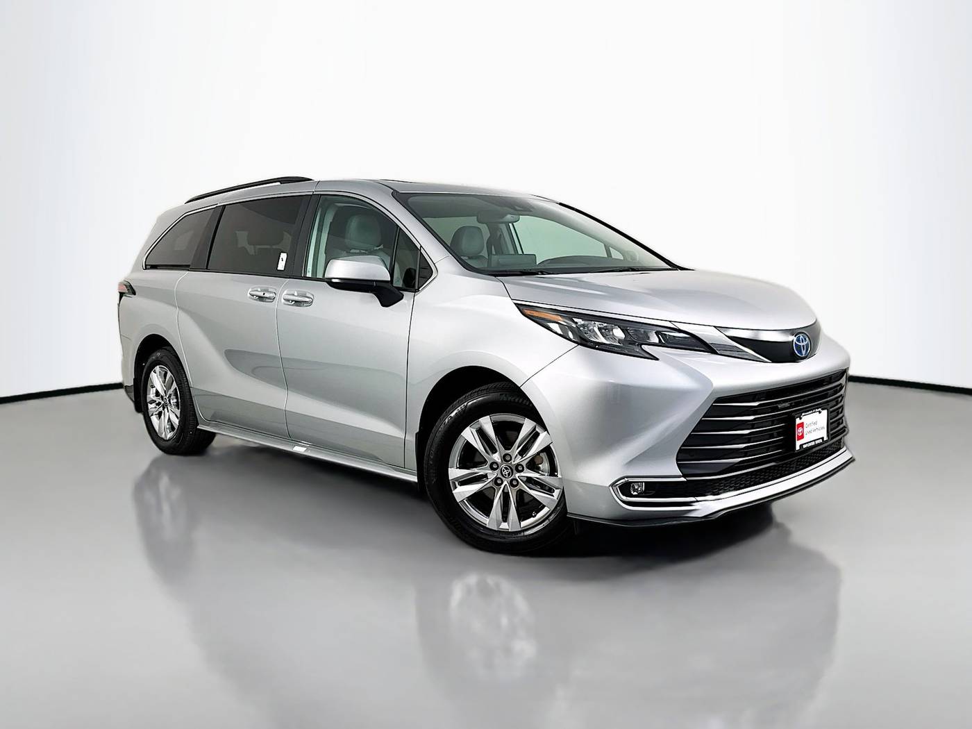 2024 Toyota Sienna XLE — Minivan — 11,165 mi — Maplewood, MN