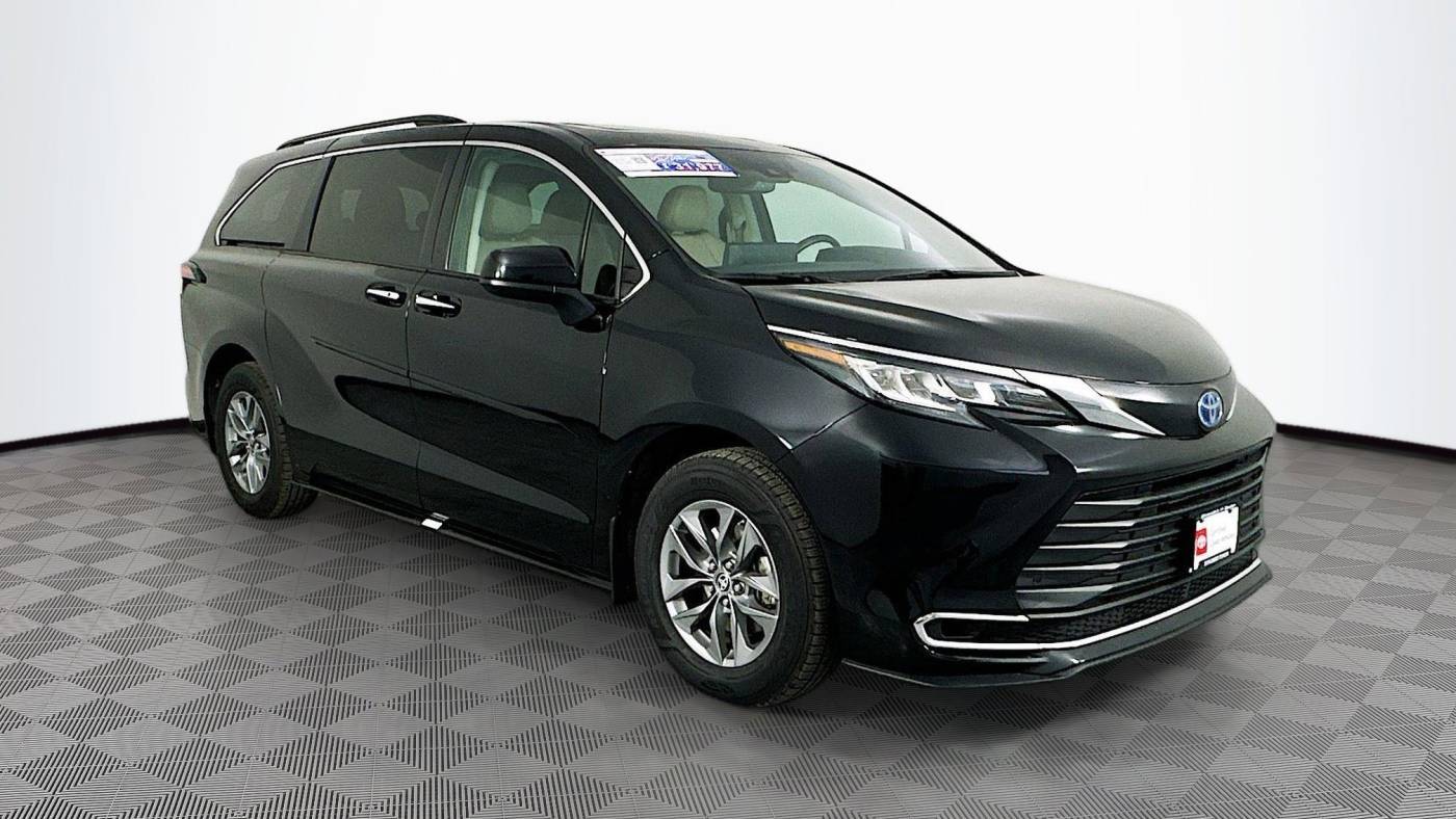 2022 Toyota Sienna XLE — Minivan — 105,905 mi — Maplewood, MN