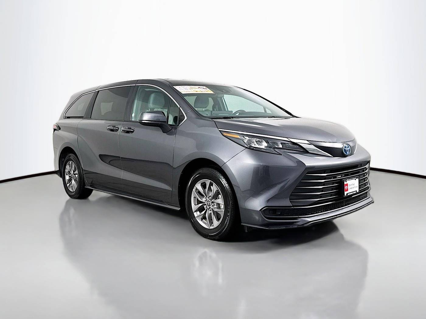 2025 Toyota Sienna LE — Minivan — 27,770 mi — Maplewood, MN
