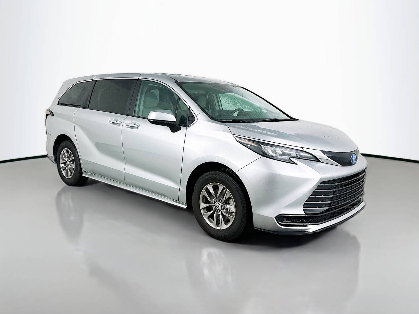 2024 Toyota Sienna LE — Minivan — 15 mi — Maplewood, MN