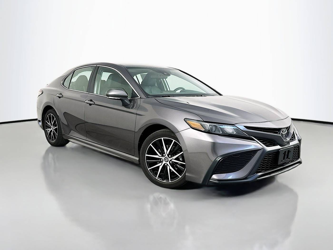 2023 Toyota Camry SE — Sedan — 28,215 mi — Maplewood, MN