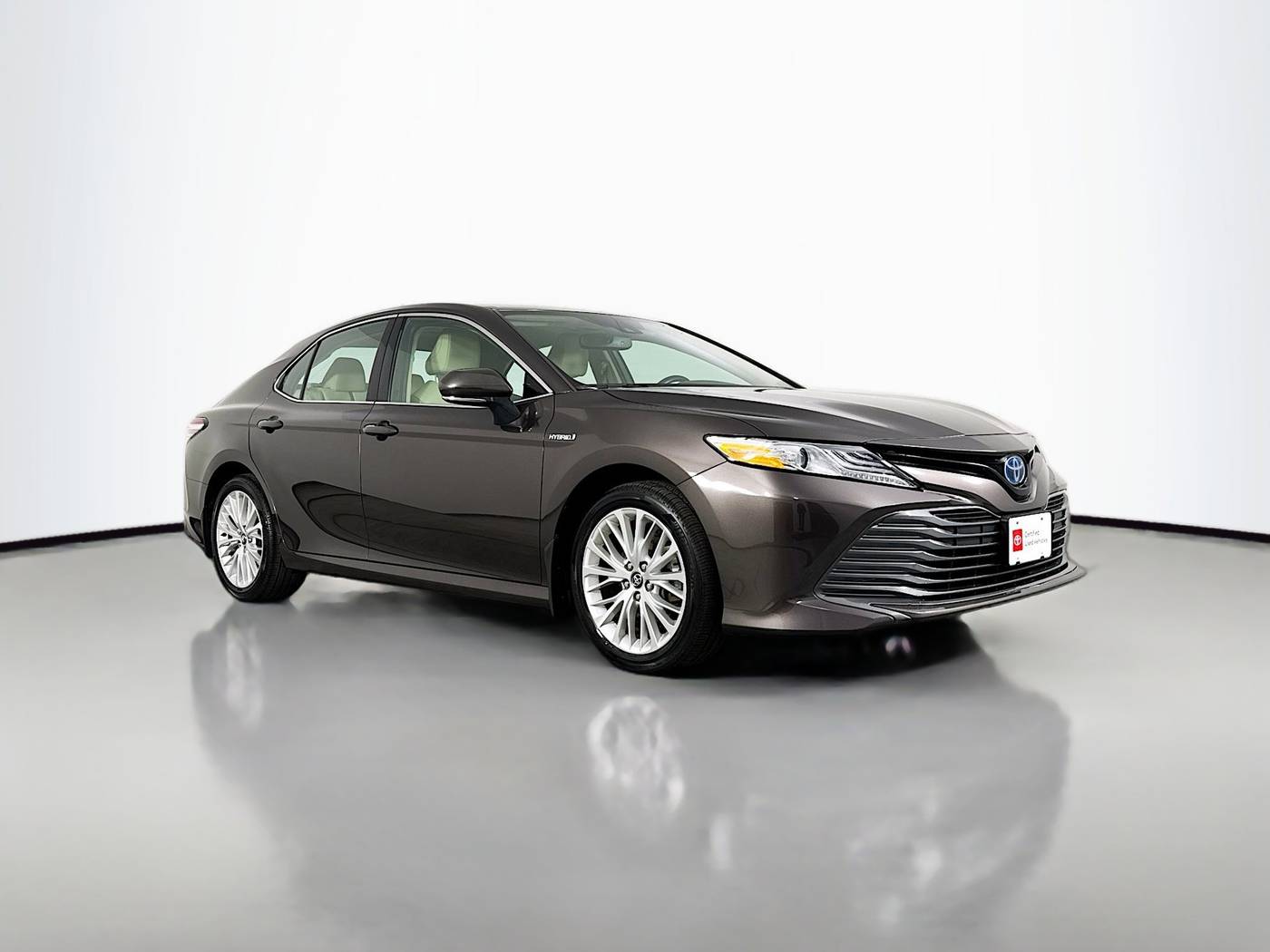 2020 Toyota Camry Hybrid XLE — Sedan — 32,325 mi — Maplewood, MN